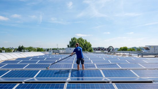 Zonnepanelen reinigen bij Quooker